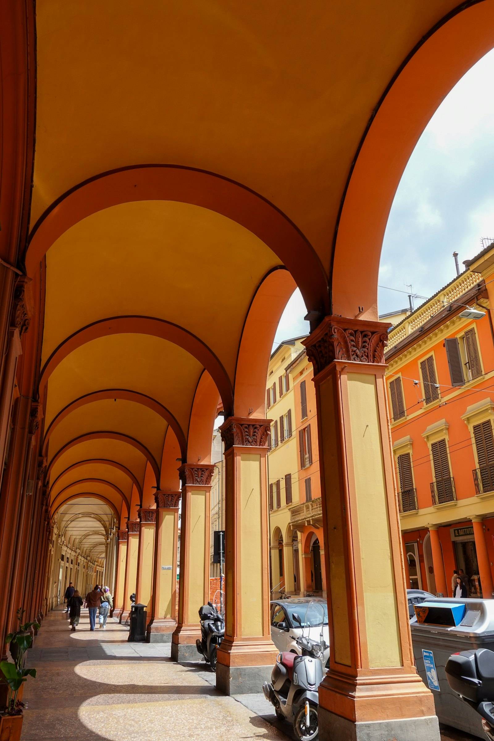 Portico arancione con persone che passeggiano
