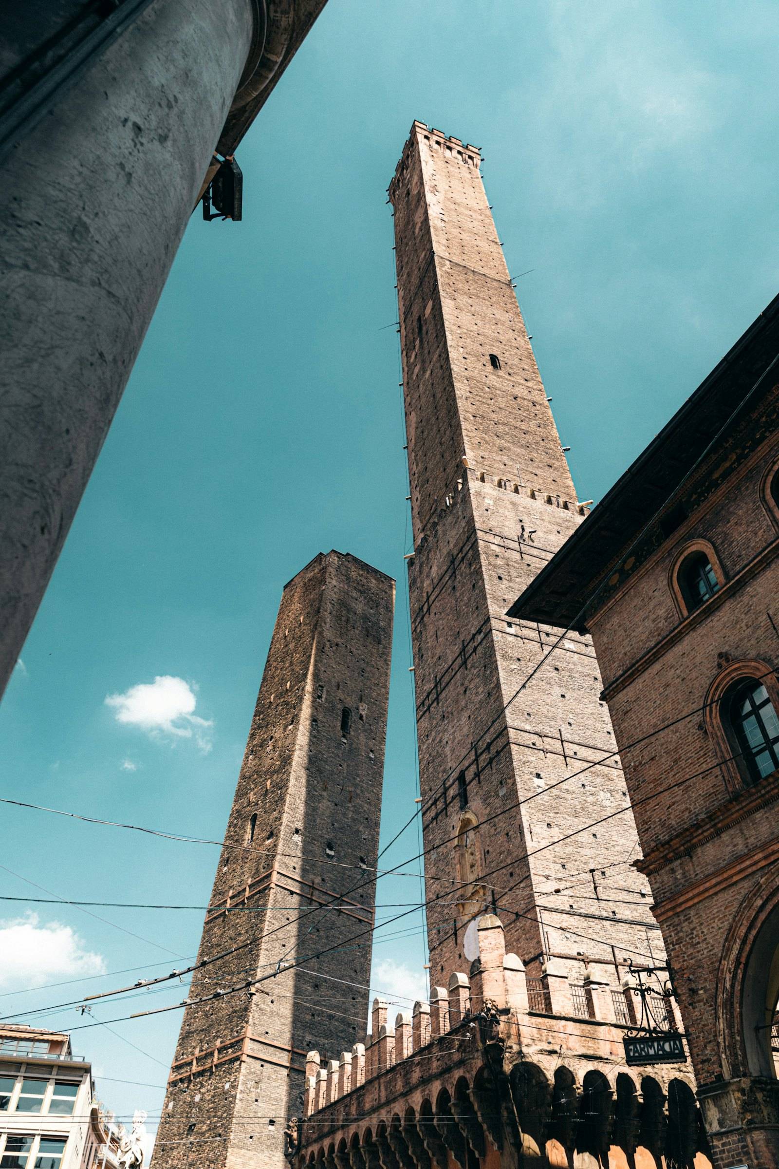 Le Due Torri di Bologna viste dal basso